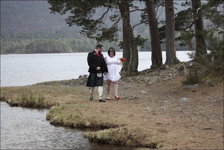 Wedding photograph at Loch an Eilean, Rothiemurchus, Aviemore-2558